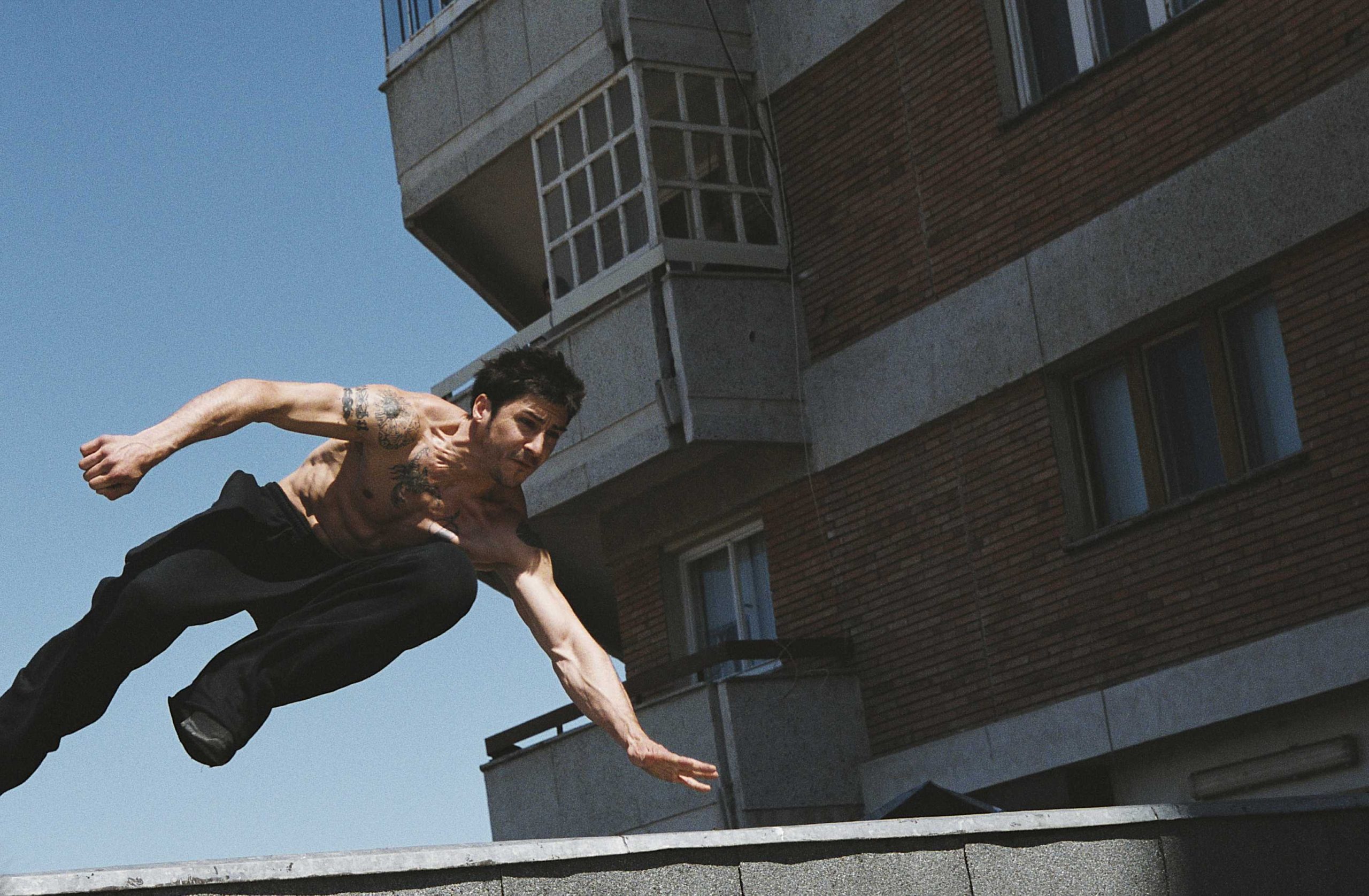 David Bell provozující tradiční parkour.